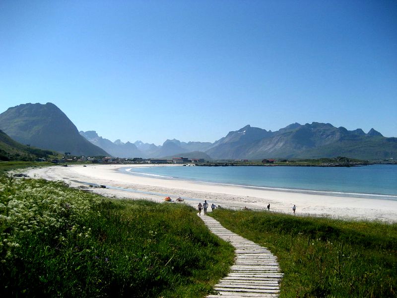 1024px-Flakstad_(Lofoten)